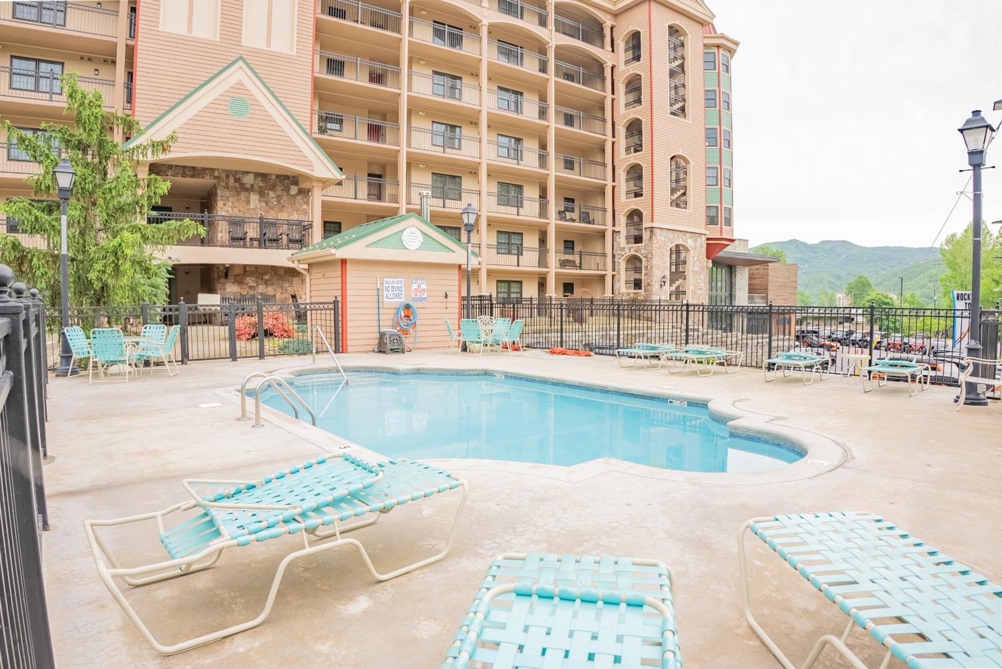 Luxurious Condo, Pool, Fireplace, Hiking Gatlinburg Exterior photo