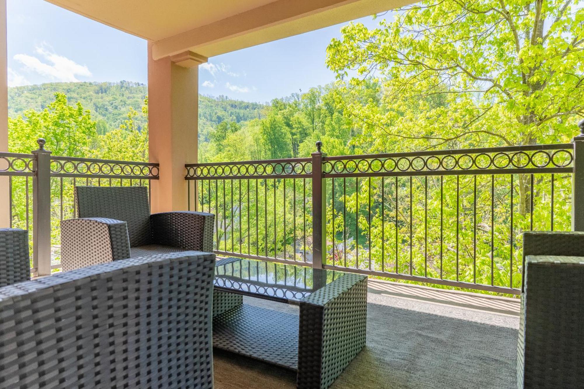 Luxurious Condo, Pool, Fireplace, Hiking Gatlinburg Exterior photo