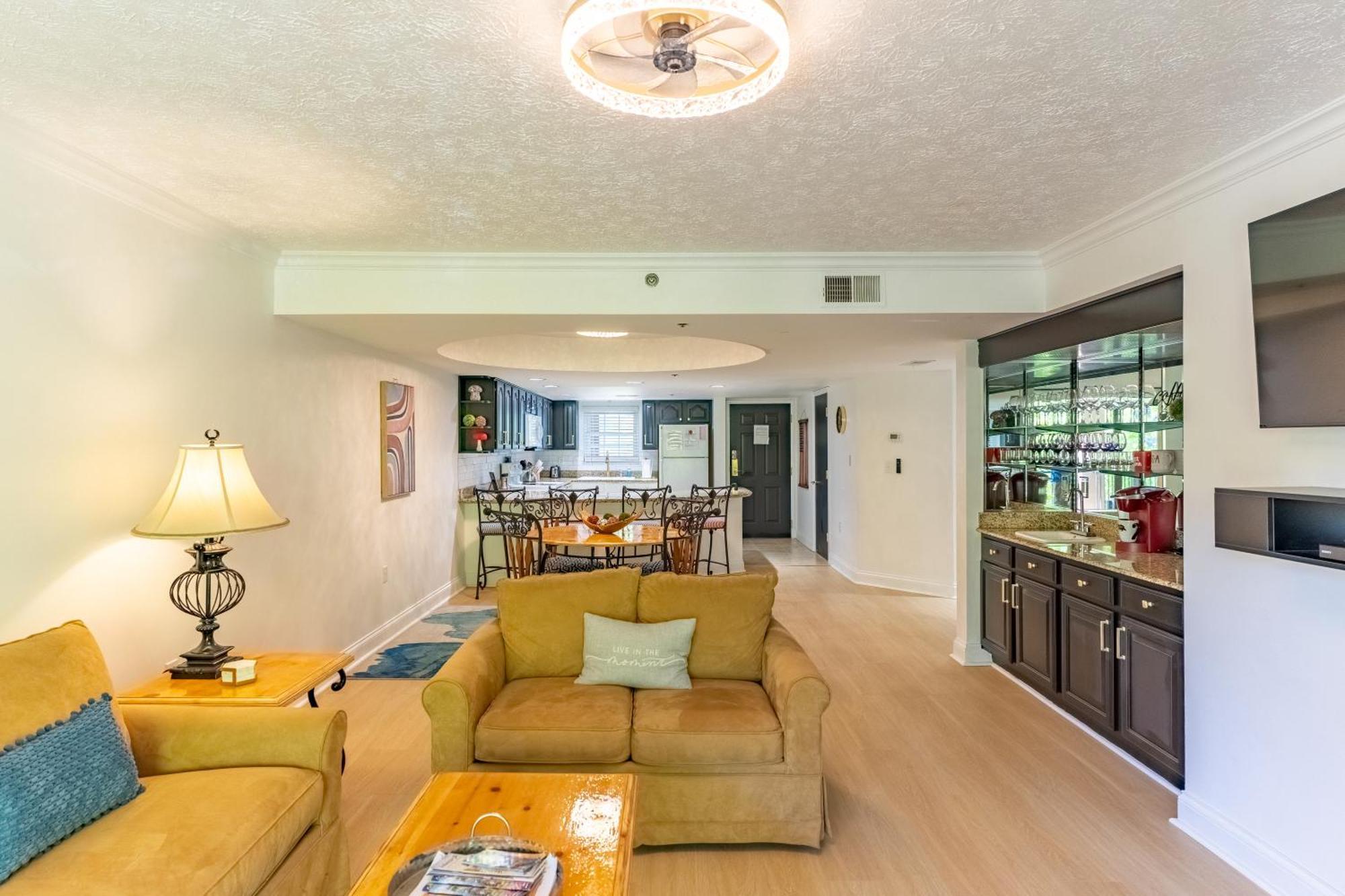 Luxurious Condo, Pool, Fireplace, Hiking Gatlinburg Exterior photo