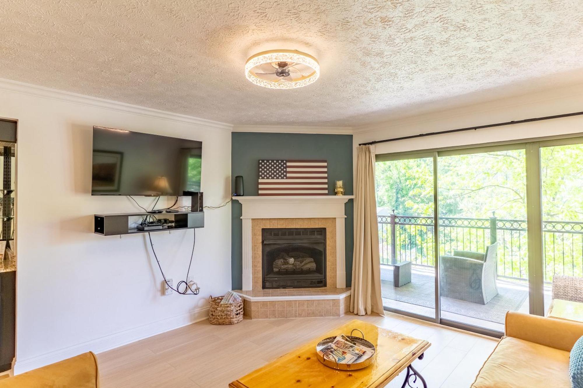 Luxurious Condo, Pool, Fireplace, Hiking Gatlinburg Exterior photo